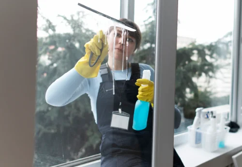Nettoyage de vitres intérieures et extérieures à Courçon
